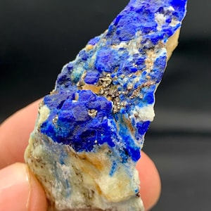 Muestra natural de matriz de pirita y lazurita procedente de Afganistán (46 g)