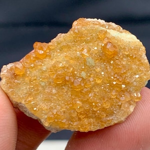 Clúster de granate espesartina en espécimen de matriz (Afganistán)