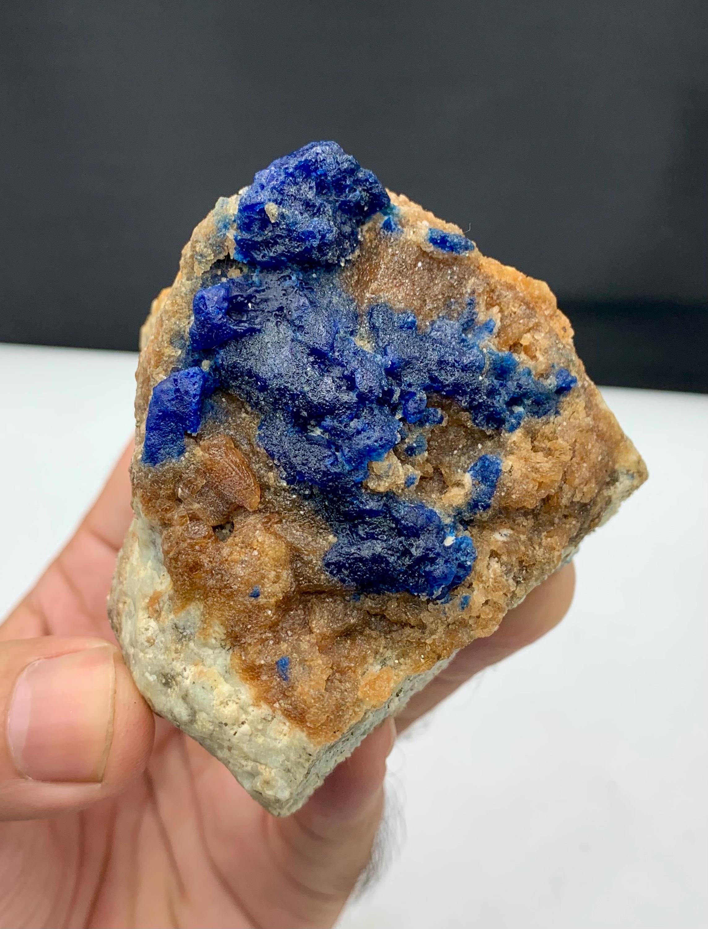 ロイヤルブルーアウイン母岩付き結晶標本