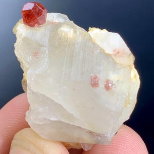 Cristales de granate almandino sobre matriz de cuarzo, muestra mineral de Skardu, Pakistán (22 gramos)