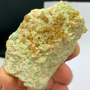 Grupo de granates espesartinos naturales sobre matriz (Afganistán)