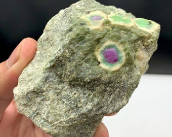 Cristalli di corindone del Kashmir su matrice, campione minerale naturale