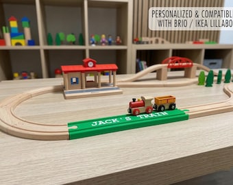 Vía de tren personalizada con nombre para Brio e IKEA / Extensión de vía de tren de madera a medida / Regalo de cumpleaños para niño pequeño / Decoración única para la sala de juegos de los niños