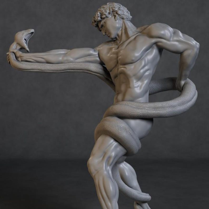 Puede incluir: Una escultura gris de una figura musculosa luchando contra una serpiente. La figura est&aacute; en una pose din&aacute;mica, con la serpiente enrollada alrededor de su cuerpo y sostenida en una mano. La escultura tiene musculatura detallada y una est&eacute;tica cl&aacute;sica.