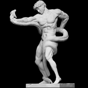 Puede incluir: Escultura de m&aacute;rmol blanco de una figura musculosa luchando contra una gran serpiente. La figura desnuda tiene musculatura detallada y cabello rizado. La serpiente se enrolla alrededor del cuerpo y el brazo de la figura, creando una pose din&aacute;mica sobre un fondo negro.