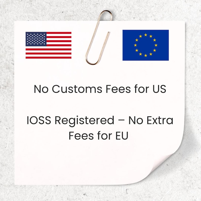 Puede incluir: Una nota adhesiva blanca con un clip dorado, la bandera de EE. UU. y la bandera de la UE. El texto dice "Sin tasas de aduana para EE. UU." y "Registrado en IOSS - Sin tarifas adicionales para la UE".