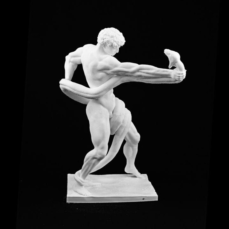 Puede incluir: Escultura blanca de una figura masculina musculosa luchando con una serpiente. La figura desnuda, sobre una base rectangular, tiene la serpiente enrollada alrededor del cuerpo y sostenida con una mano. El fondo es negro.