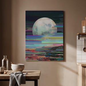 Może przedstawiać: Wydruk na płótnie przedstawiający duży, blady księżyc na tle ciemnego nieba. Dolna część obrazu ma poziome pasma kolorów, tworząc efekt cyfrowego zakłócenia na krajobrazie ze wskazówkami drzew i wody. Grafika jest wyświetlana na ścianie.