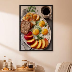 Puede incluir: Impresión enmarcada de un desayuno. El plato incluye huevos fritos con yemas de color amarillo brillante, rodajas de melocotón, patatas y una rebanada de pan. Una taza de café está a la derecha del plato. La imagen está sobre un fondo neutro.