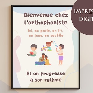 Peut inclure: Une affiche encadrée avec le texte "Bienvenue chez l'orthophoniste" et des illustrations d'enfants. La pièce comprend une moto jouet en bois, un bac de rangement à tête de panda, un coussin en forme de baleine et une chaise moderne avec un oreiller en forme d'étoile.