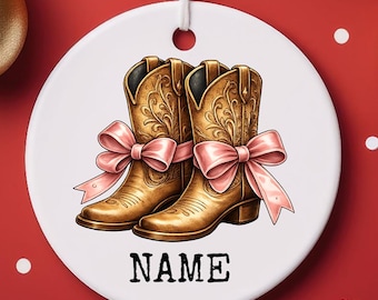 Adorno personalizado de botas vaqueras con lazo rosa / Redondo de cerámica, regalo para vaqueras,