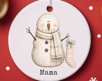 Adorno de cerámica personalizado "Mamá Muñeco de Nieve" / Etiqueta para calcetín navideño, regalo de recuerdo para mamá.