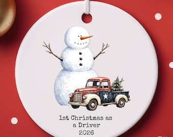 Adorno de cerámica personalizado "Primera Navidad como conductor 2026" / Muñeco de nieve con camión antiguo, regalo de recuerdo