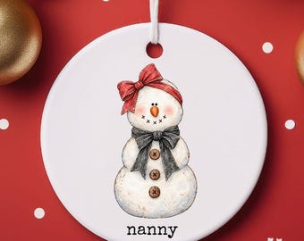 Adorno de cerámica personalizado de niñera con muñeco de nieve / Decoración para árbol, etiqueta para calcetín navideño, regalo