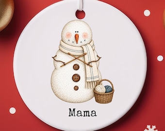 Adorno navideño de cerámica personalizado con forma de muñeco de nieve tejido a mano / Regalo de recuerdo para mamá