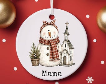 Adorno navideño de cerámica con forma de muñeco de nieve / Muñeco de nieve rústico con iglesia, regalo para mamá, etiqueta para calcetín navideño
