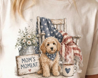 Chwila mamy w formacie PNG, patriotyczny projekt sublimacji dla mamy psa, clipart mamy Goldendoodle, akwarela w rustykalnym stylu wiejskim, cyfrowe pobieranie mamy kawy