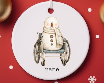 Adorno navideño redondo de cerámica personalizado de muñeco de nieve en silla de ruedas, etiqueta para calcetín navideño, regalo.