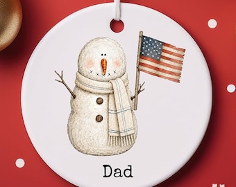 Adorno navideño de cerámica con diseño de muñeco de nieve patriótico personalizado para papá, regalo, decoración navideña redonda para colgar.
