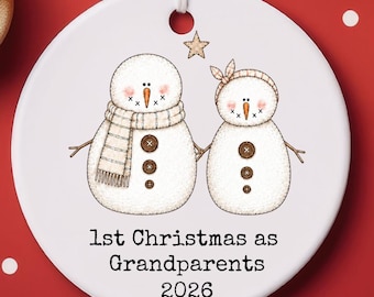 Adorno de cerámica personalizado "Primera Navidad como abuelos 2026" / Pareja de muñecos de nieve, regalo de recuerdo.