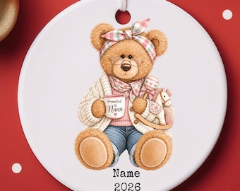 Adorno de osito de peluche personalizado para la abuela / Adorno redondo de cerámica para guardar recuerdos, nombre personalizado 2026, regalo para la abuela