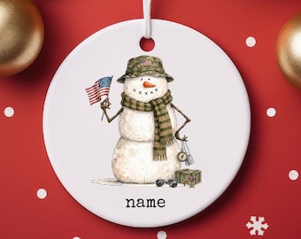 Adorno personalizado de muñeco de nieve patriótico, adorno de cerámica / decoración para árbol, etiquetas para calcetines navideños, regalos