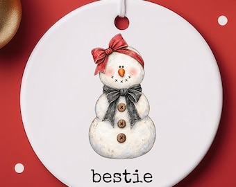 Muñeco de nieve personalizado para tu mejor amiga, adorno de cerámica, Navidad, decoración redonda para árbol, amiga, regalo o etiqueta de regalo o calcetín navideño.