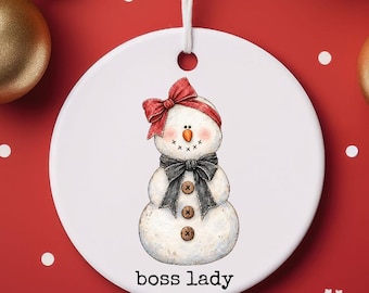 Adorno de cerámica personalizado de muñeco de nieve para la jefa / Decoración navideña, regalo, etiqueta para calcetín navideño