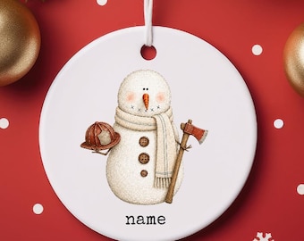 Adorno personalizado de muñeco de nieve bombero, ideal para decorar el árbol, como etiqueta para calcetín navideño o como regalo.