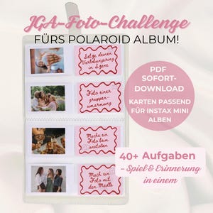 Può includere: Un album fotografico bianco con una copertina di plastica trasparente, contenente foto Instax Mini. L'album ha un testo rosa che recita "JGA-Foto-Challenge FÜRS POLAROID ALBUM!" e include suggerimenti per le foto. Un cerchio rosa recita "PDF SOFORT-DOWNLOAD KARTEN PASSEND FÜR INSTAX MINI ALBEN".