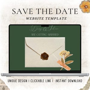 Op de afbeelding: Een laptopscherm toont een sjabloon voor een huwelijksuitnodiging. De tekst luidt "SAVE THE DATE" en "WEBSITE TEMPLATE". De uitnodiging bevat de namen "Daisy & Julien" en een envelop met een zegel. Decoratieve bloemelementen zijn inbegrepen.