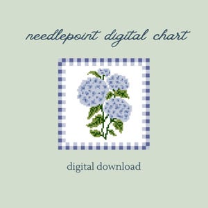 以下が含まれることがあります： デジタルニードルポイントチャート。青いアジサイと緑の葉のピクセル化されたイラスト。デザインは、青と白のギンガムチェックのボーダーが付いた白い正方形の中にあります。「needlepoint digital chart」と「digital download」という文字が表示されています。