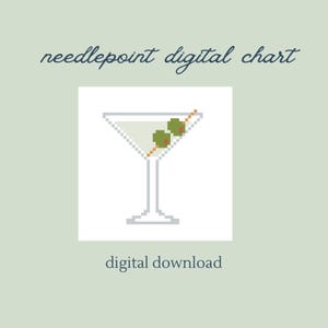 Puede incluir: Un vaso de martini pixelado con dos aceitunas verdes en un palillo. Las palabras "needlepoint digital chart" y "digital download" están escritas en una fuente de script sobre un fondo verde claro.