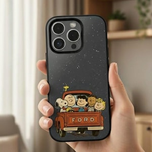 Könnte beinhalten: Schwarze Handyhülle mit einer Cartoon-Illustration von Snoopy und seinen Freunden in einem roten Ford-Truck. Die Hülle hat einen Sternenhimmel-Hintergrund und einen schwarzen Rand.