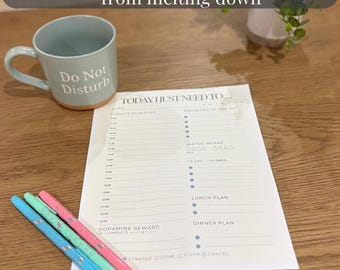 Pode incluir: Um planejador diário com o texto "Today I Just Need To..." e uma caneca "Do Not Disturb". Inclui três canetas nas cores rosa, verde e azul. O texto "Instant Download" também está presente.