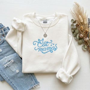 Bluza z haftowanym motywem kociej mamy: minimalistyczny, okrągły dekolt z napisem, przytulny prezent dla miłośnika zwierząt