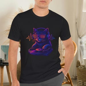 DJ Katze Neon T-Shirt Retro Steampunk Kitty Rave Shirt, lustiges Katze DJ Grafik-T-Shirt für Musikliebhaber und EDM Party Fans, cooles Katzen-Shirt