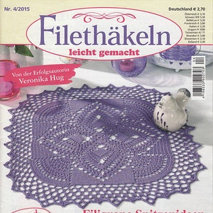 以下が含まれることがあります： 紫色のクロシェのドイリーと小さな鳥の置物をフィーチャーした雑誌の表紙。雑誌のタイトルは「Filethäkeln leicht gemacht」、サブタイトルは「Von der Erfolgsautorin Veronika Hug」。雑誌の表紙には、異なる色とデザインのクロシェのドイリー3つの写真も掲載されている。