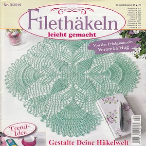 Op de afbeelding: Een tijdschriftcover met een groen gehaakt tafellaken met de titel "Filethäkeln leicht gemacht" en de tekst "Von der Erfolgsautorin Veronika Hug". De cover toont ook drie andere gehaakte tafellakens in verschillende kleuren en ontwerpen.