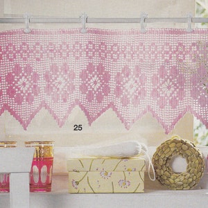 Puede incluir: Una cenefa de crochet rosa con un borde festoneado cuelga de una barra de cortina blanca. La cenefa presenta un patrón floral repetitivo. El número 25 es visible en la esquina inferior derecha de la imagen.