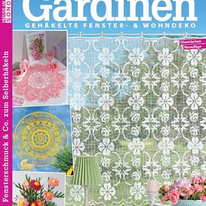 Può includere: Una copertina di rivista con il titolo "Die schönsten Gardinen" (Le tende più belle) e il sottotitolo "GEHÄKELTE FENSTER- & WOHNDEKO" (DECORAZIONI PER FINESTRE E CASA ALL'UNCINETTO). Mostra progetti all'uncinetto, tra cui tende, centrini e composizioni floreali.