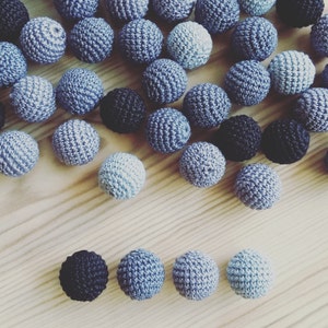 20 wooden round crochet beads balls for jewelry necklase making 2 cm cotton nature friendly - gray silver black
