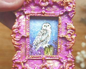 Mini dipinto originale ad acquerello di un gufo delle nevi in cornice decorata – Tiny Art, Woodland Decor