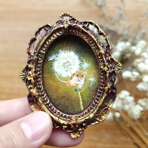 Mini acquerello incorniciato con topo di campo e fiori selvatici, piccola opera d'arte dipinta a mano, regalo originale con pittura di animali, arte in miniatura per casa delle bambole