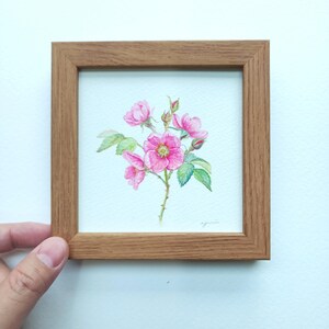 Mini dipinto ad acquerello di una rosa in cornice in finto legno, originale opera d'arte floreale dipinta a mano, fiore di nascita di giugno, piccola decorazione da parete botanica 4,75x4,75"