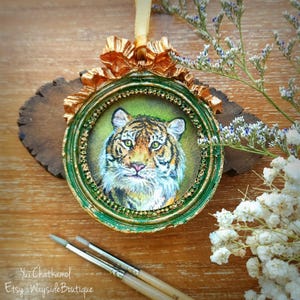 Dipinto ad acquerello originale di tigre in miniatura con cornice rotonda in resina fatta a mano – Tiny Woodland Decor