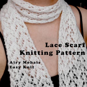 Pode incluir: Um padrão de tricô de cachecol de renda branco feito com mohair arejado. O cachecol é drapeado ao redor do pescoço de uma pessoa, mostrando o design vazado. O texto "Lace Scarf Knitting Pattern" é visível.