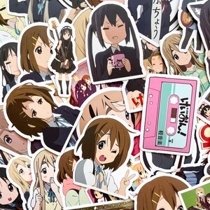Pode incluir: Uma cole&ccedil;&atilde;o de autocolantes em estilo anime com v&aacute;rios personagens em diferentes poses. Os autocolantes apresentam uma variedade de express&otilde;es e roupas, com um autocolante de fita cassete rosa vis&iacute;vel. Os autocolantes s&atilde;o coloridos e detalhados.