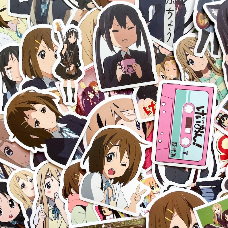 Pode incluir: Uma cole&ccedil;&atilde;o de autocolantes em estilo anime com v&aacute;rios personagens em diferentes poses. Os autocolantes apresentam uma variedade de express&otilde;es e roupas, com um autocolante de fita cassete rosa vis&iacute;vel. Os autocolantes s&atilde;o coloridos e detalhados.