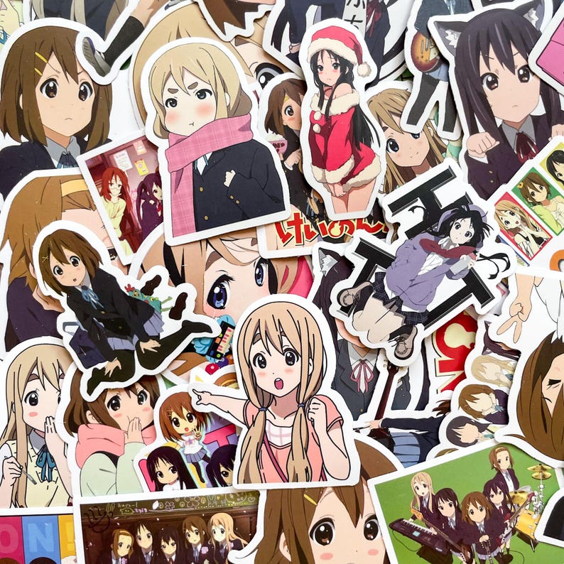 Pode incluir: Uma cole&ccedil;&atilde;o de autocolantes em estilo anime com v&aacute;rias personagens femininas em diferentes poses e roupas. Os autocolantes apresentam uma gama de cores, incluindo rosa, vermelho e preto, com express&otilde;es faciais e roupas detalhadas.